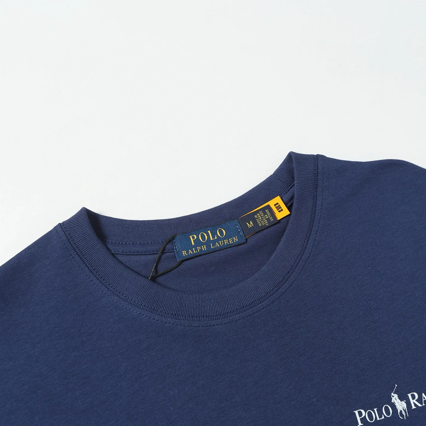 P126 Style number: 505 Ralph Lauren/Ralph Lauren 25ss new summer silicone Polo embossed round neck T-shirt. The main logo on the neck has a QR code mark, which can be scanned for verification. The 3D silicone three-dimensional English letter logo is embossed to distinguish low-quality products on the market. 32 counts, 240g hydrophilic toner, 100% cotton fabric, comfortable and soft, highly breathable, focusing on high-end cost-effectiveness, needless to say good quality. Available in a variety of colors, both boys and girls can try this genderless style, giving them a yuppie tone in no time. Immerse yourself in your leisurely style, and have your own style in retro. Natural, vivid and very French romantic feelings, perfectly integrating youthful atmosphere and trend. Color: white, black, navy blue, dark green Size: S-xL S Shoulder width 44 Bust 104 Sleeve length 23 Clothing length 72 M Shoulder width 45 Bust 108 Sleeve length 24 Clothing length 74 L Shoulder width 46 Bust 112 Sleeve length 25 Clothing length 76 xL Shoulder width 47 Bust 116 Sleeve length 26 Clothing length 78